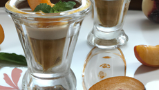 Verrines de foie gras poêlé aux pêches.