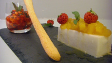 Panna cotta de lait de coco et tartare de fraises