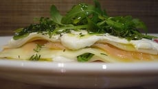 Lasagnes de saumon fumé à la crème de ricotta et rocchetta