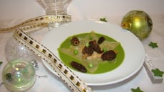 Etoile de raviole au foie gras et morilles sur velouté de petits pois frais