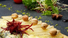 Tarte Fine aux Poires et Fourme d'Ambert. Doucette en Vinaigrette à la Gentiane.