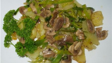 La pomme de terre avec les champignons