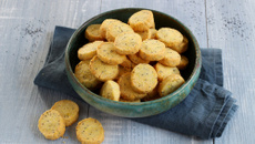 Sablés au parmesan, curry et graines de pavot
