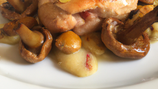 Chapon farci au foie gras, aux girolles et au grand marnier