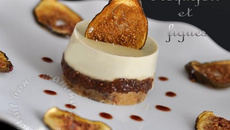 Panna cotta au roquefort et compotée de figues, tuile sechée et reduction de porto-balsamique