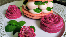 Macaron géant aux framboises et à la chantilly au basilic