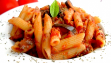 Penne à la sauce tomate & aux aubergines