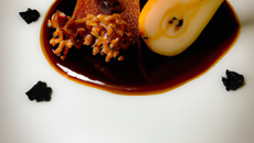 Poire pochée au miel, caramel au pommeau, tuile au carambar