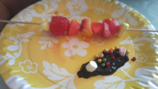 Brochettes fruits et bonbons
