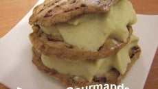 Canapé d'aubergine à l'espuma d'asperge