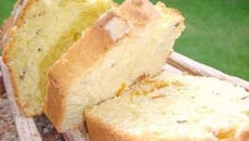 Cake à l'orange, aux abricots secs et aux amandes