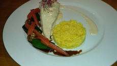 Filet de poulet curry rouge et lait de coco, légumes caramélisés au soja, riz