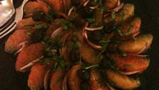 Salade de pamplemousse rose, oignon rouge et olives noires au basilic