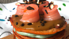 Blinis de saumon sauce chocolat et gingembre
