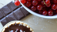 Tartelettes au chocolat noir et groseilles