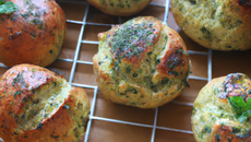 Petits Pains Briochés à la fêta et aux herbes