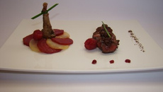Pigeon en 2 cuissons : cuisse confite au four, filet rôti aux parfums de framboise, noix et cacao, crapaudine et passae-crassane glacées au fond de volaille