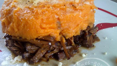 Parmentier de patate douce sur un effiloché de bœuf à la framboise