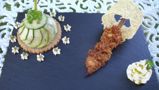 Charlotte verte au Chavroux, brochette de poulet en chapelure de cacahuètes