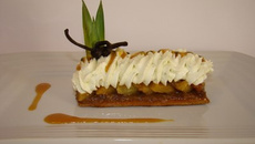 Tartelette semi-inversée ananas, raisins, coco et caramel de passion