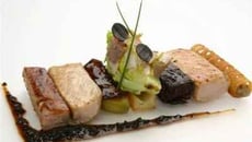 Carré de porcelet rôti laqué, boudin noir, échine en salade