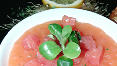 Tartare de saumon maison et son émulsion de soupe fine au champagne