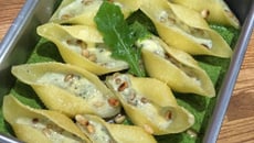 Conchiglioni farcies au bleu d'Auvergne et émulsion verte à la roquette