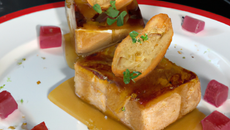 Croustillant de foie gras au pain d'épice et compotée de pomme caramélise