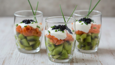 Verrines kiwis et saumon fumé, fromage frais à la ciboulette