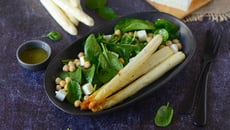 Salade d'Asperges des Sables des Landes IGP rôties aux pois chiches, pousses d'épinards et feta