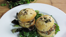 Burger de poulet à la Fourme d'Ambert, oignons confit aux prunes