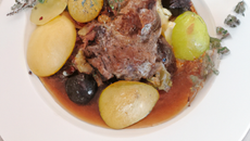 Canon d'agneau au thym citron, pommes savonnettes et cébettes, vrai jus