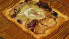 Tarte fine aux pommes, romarin et Rocamadour