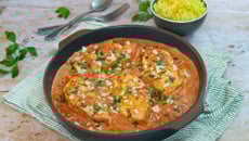 Filets de poulet à la crème, sauce tomate et riz pilaf
