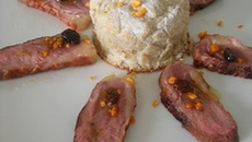 Soufflé de pommes de terre à la châtaigne, canard à la mandarine et aux raisins