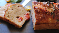 Cake au jambon de parme, tomates et chèvre