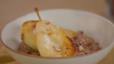 Porridge au chocolat et sa poire caramélisée au sirop d'érable