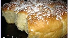 Marzipan-Buchteln ou petite brioche fourrée à la pâte d'amande