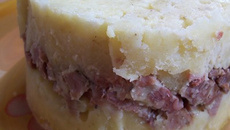 Ecrasée de pommes de terre, andouille et camembert