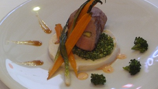 Filet mignon de porc au miel et romarin, purée de chou fleur, semoule de brocoli, Légumes glacés et  émulsion de poivron rouge