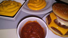 Hamburger cheddar et ses 2 sauces