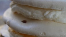 Mille-feuille de meringue crémeux aux abricots