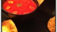 Soupe de gariguette au vinaigre balsamique blanc & sa tuile aux amandes de Provence