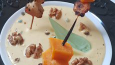 Brochettes de Saint Jacques & noix de pécans avec son velouté de potimarrons