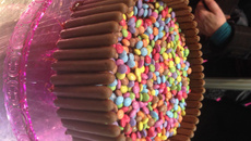 Gâteau d'anniversaire aux bonbons chocolatés