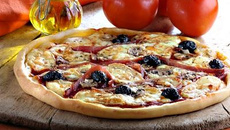 Pizza maison au fromage à raclette