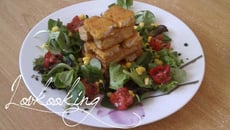 Tour dorée de poisson pané et frites