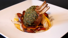 Carré d'agneau du Connemara en croûte d'herbes et légumes oubliés