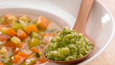 Pesto de chèvre-boîte au basilic, minestrone de légumes