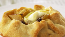 Tarte aux pommes et raisins secs avec copeaux de crottins de chavignol fondus